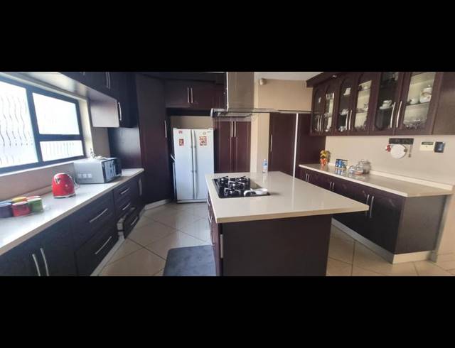 5 BEDROOM HOUSE FOR SALE IN WIERDA CREST ESTATE